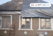 На Херсонщині благодійники допомагають захистити будинки після обстрілів