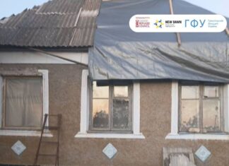 На Херсонщині благодійники допомагають захистити будинки після обстрілів
